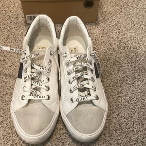 Vintage Havana Dina sneaker. White/navy/silver